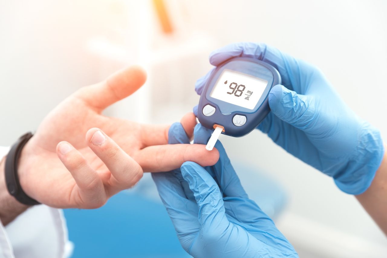 Finger-prick blood glucose test with glucometer